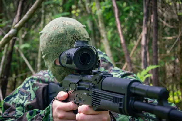 Anvisierender Soldat mit BelOMO Zielfernrohr / Zielvisier / Optical Sight PO 3,5x21P mit 3,5-facher Vergrößerung montiert auf einer AK 101