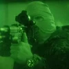 Anvisierender Soldat mit BelOMO Zielfernrohr / Zielvisier / Optical Sight PO 3,5x21P mit 3,5-facher Vergrößerung montiert auf einer AK 101 (Nachtsicht-Foto)
