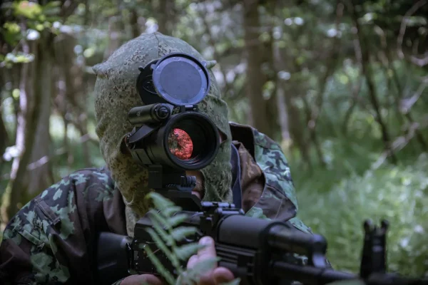 Anvisierender Soldat mit Zenit-BelOMO Kollimatorvisier / Reflexvisier / Red Dot Sight PK-42 montiert auf einer AK 101