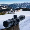 Das Zielfernrohr / Zielvisier / Optical Sight GS 5-25x56 mit bis zu 25-facher Vergrößerung in Schneelandschaft von hinten rechts