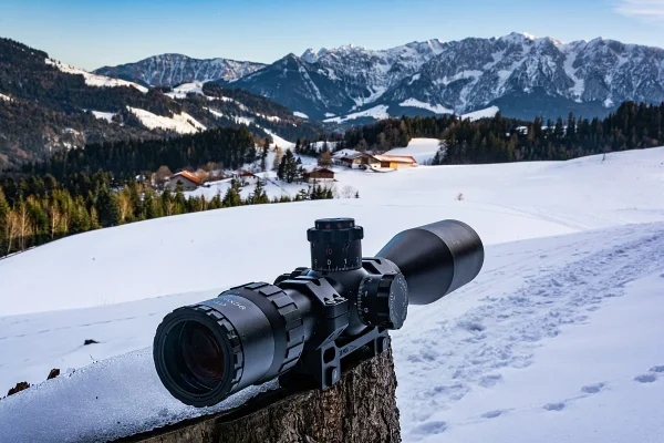 Das Zielfernrohr / Zielvisier / Optical Sight GS 5-25x56 mit bis zu 25-facher Vergrößerung in Schneelandschaft von hinten rechts