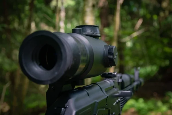 Das BelOMO Zielfernrohr / Zielvisier / Optical Sight PO 3,5x21P mit 3,5-facher Vergrößerung montiert auf einer AK 101