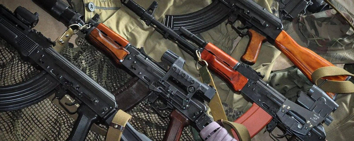 Stillleben von AK-Modellen mit verschiedenen Sowjet Optiken und Zielgeräten