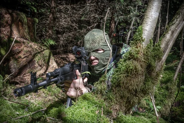 Soldat mit BelOMO Kollimatorvisier / Reflexvisier / Red Dot Sight PK-01 VI montiert auf einer AK 101
