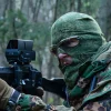 Soldat mit Holografischem Visier / Holographic Sight BelOMO RS-H RS-H montiert auf einer AK 101