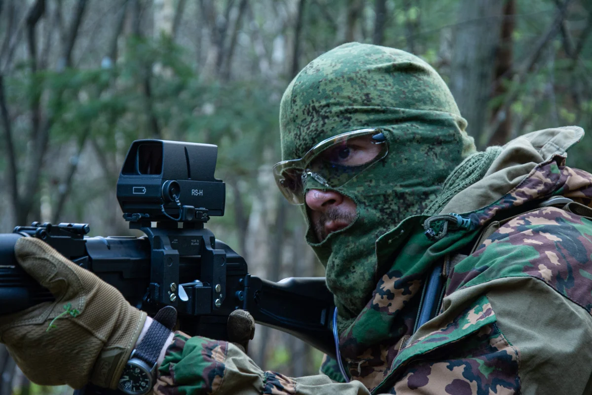 Soldat mit Holografischem Visier / Holographic Sight BelOMO RS-H RS-H montiert auf einer AK 101