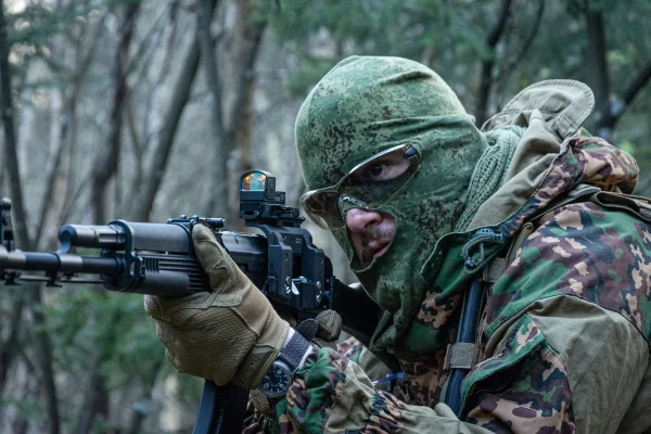 Soldat mit BelOMO Kollimatorvisier / Reflexvisier / Red Dot Sight RS-B montiert auf einer AK 101