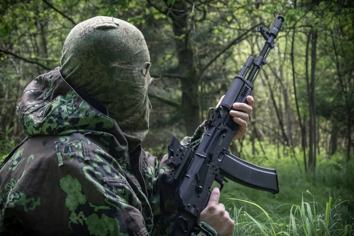 Soldat mit Zenit-BelOMO Kollimatorvisier / Reflexvisier / Red Dot Sight PK-06 montiert auf einer AK 101