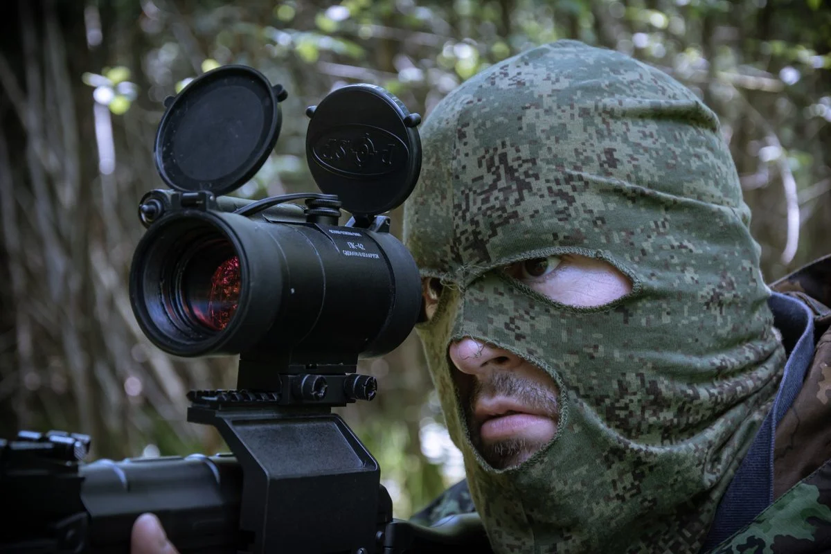 Soldat mit Zenit-BelOMO Kollimatorvisier / Reflexvisier / Red Dot Sight PK-42 montiert auf einer AK 101