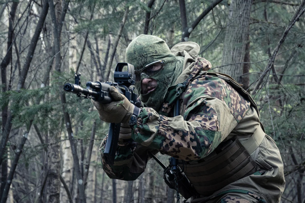 Vorrückender Soldat mit Holografischem Visier / Holographic Sight BelOMO RS-H RS-H montiert auf einer AK 101